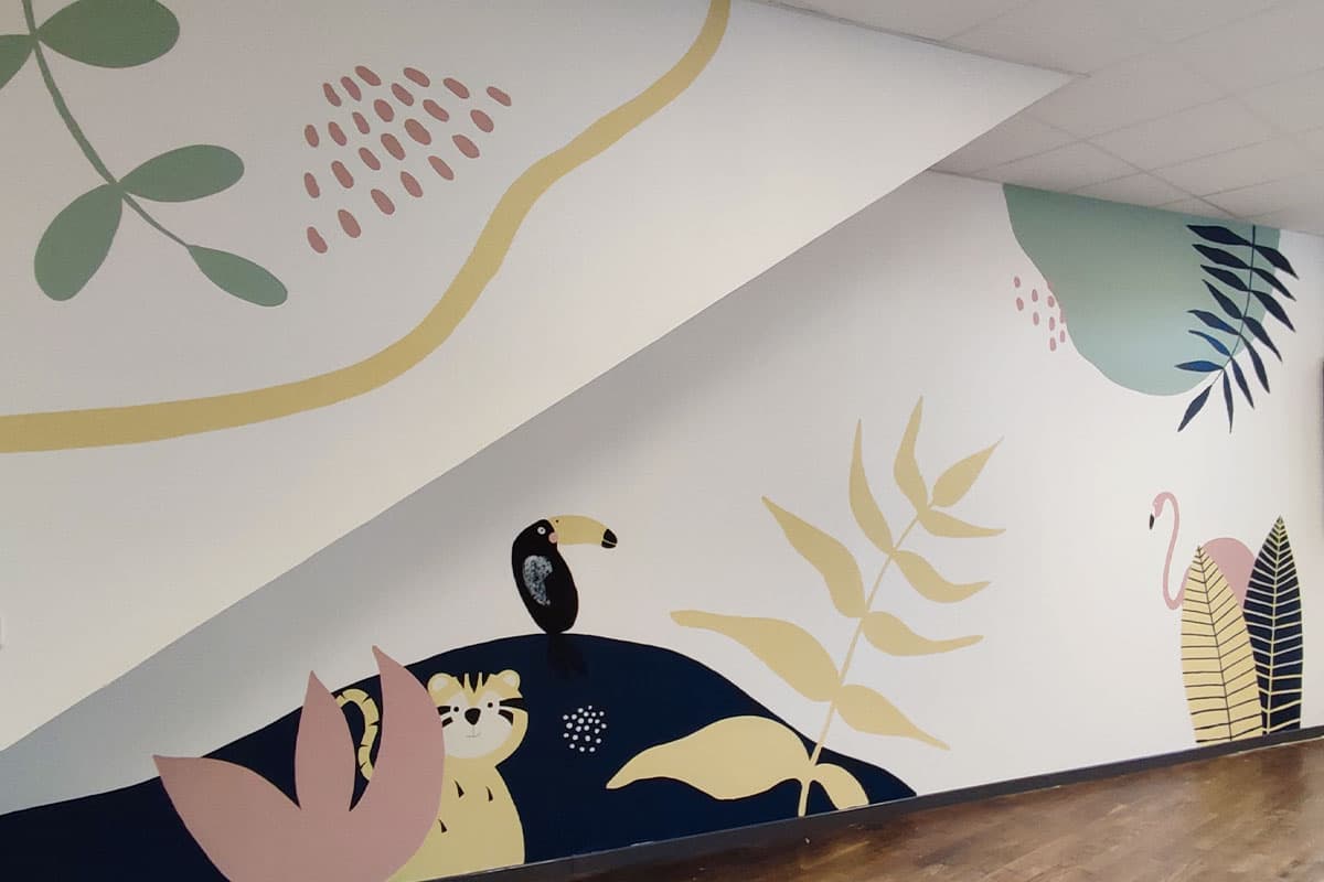 Fresque murale réalisée dans la salle de sieste d'une école maternelle à Mesnil Roch en Bretagne par Sophie Vallez de l'Atelier Lunaïa