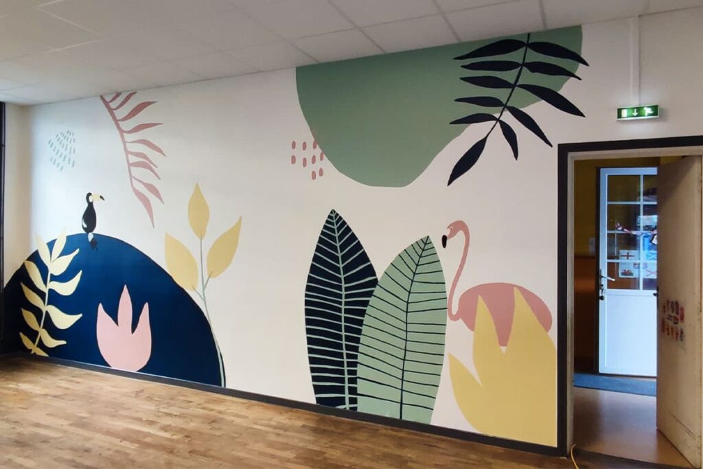 Fresque murale réalisée dans la salle de sieste d'une école maternelle à Mesnil Roch en Bretagne par Sophie Vallez de l'Atelier Lunaïa