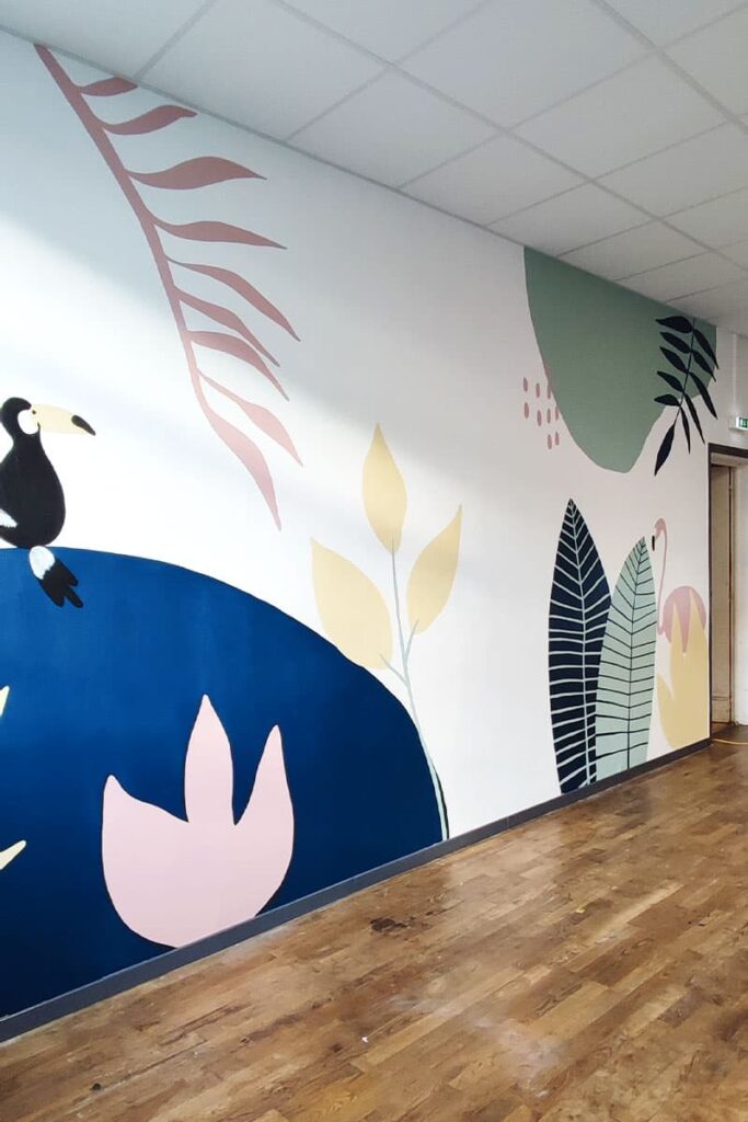 Fresque murale réalisée dans la salle de sieste d'une école maternelle à Mesnil Roch en Bretagne par Sophie Vallez de l'Atelier Lunaïa