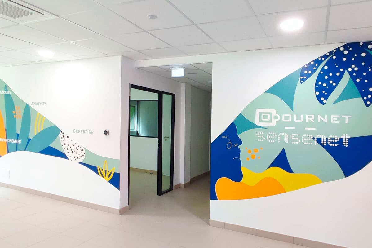 Fresque murale réalisée par l'Atelier Lunaïa dans l'espace Accueil et salle d'attente, dans les nouveaux locaux de l'entreprise Sensenet Odournet située à Cesson Sévigné (35)