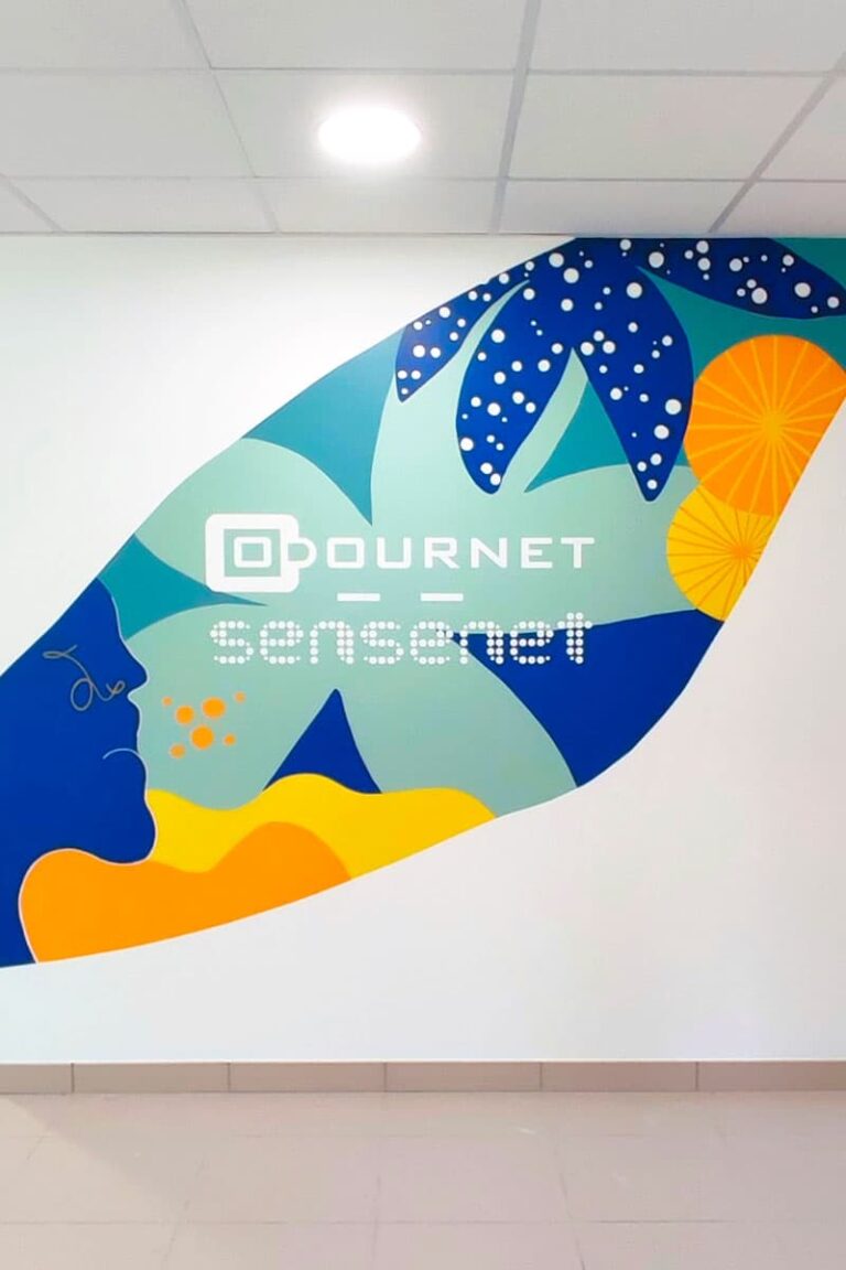 Fresque murale réalisée par l'Atelier Lunaïa dans l'espace Accueil et salle d'attente, dans les nouveaux locaux de l'entreprise Sensenet Odournet située à Cesson Sévigné (35)