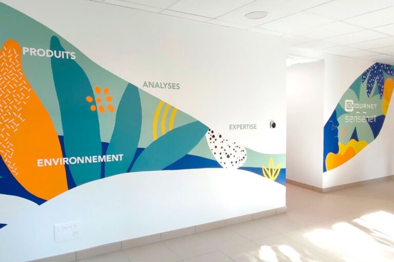 Fresque murale réalisée par l'Atelier Lunaïa dans l'espace Accueil et salle d'attente, dans les nouveaux locaux de l'entreprise Sensenet Odournet située à Cesson Sévigné (35)