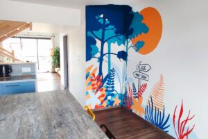 Fresque murale dans une location saisonnière Airbnb à Pont-Croix dans le Finistère (29) par l'Atelier Lunaïa