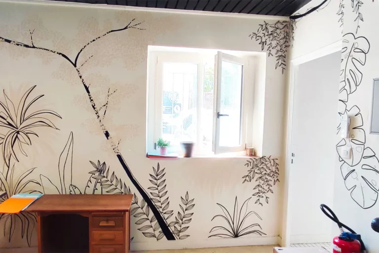 Fresque murale tropicale dans un bureau à Saint-Malo par l'Atelier Lunaïa