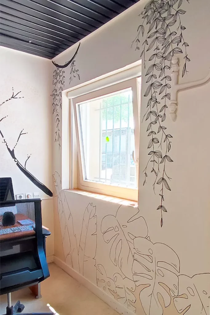 Fresque murale tropicale dans un bureau à Saint-Malo par l'Atelier Lunaïa