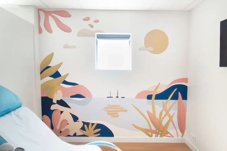 Décoration murale pour cabinet médical à Caen : une fresque apaisante et chaleureuse par l'Atelier Lunaïa