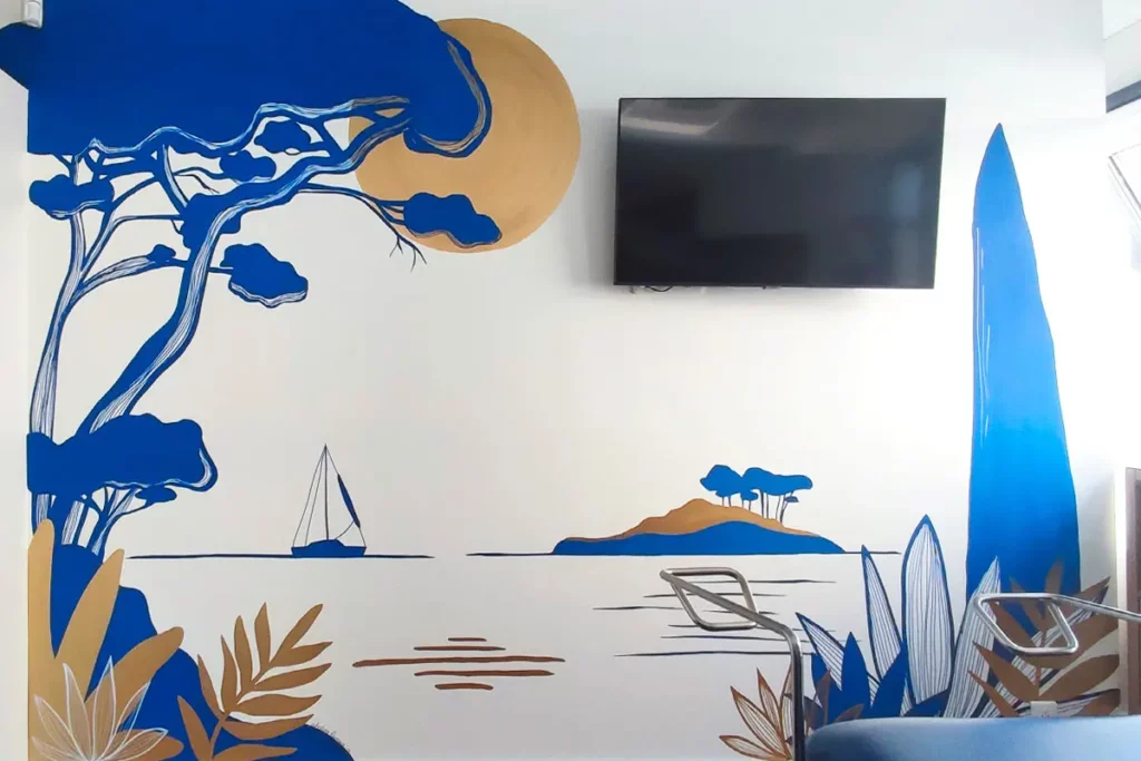 Fresque murale réalisée dans un cabinet médical à Caen : un paysage apaisant pour les patientes - Atelier Lunaïa