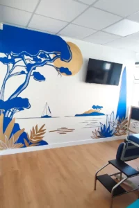 Fresque murale réalisée dans un cabinet médical à Caen : un paysage apaisant pour les patientes - Atelier Lunaïa