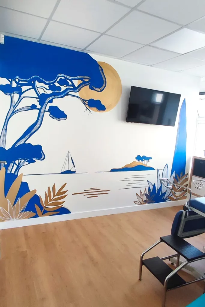Fresque murale réalisée dans un cabinet médical à Caen : un paysage apaisant pour les patientes - Atelier Lunaïa