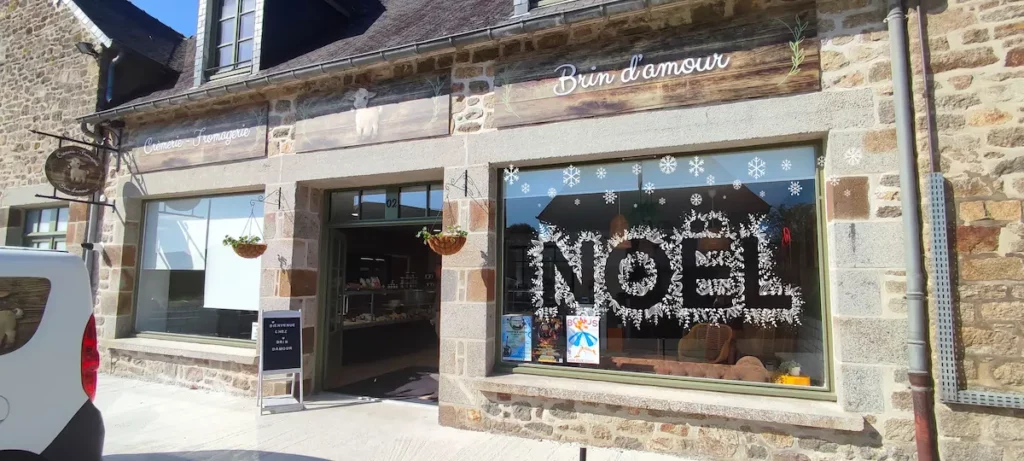 Décoration de vitrine de noël peintes à la main en Bretagne entre Combourg et Dinan