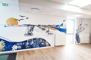 Fresque murale dans la salle de réunion de Bretagne Plaisance au port de Saint-Malo - Atelier Lunaïa