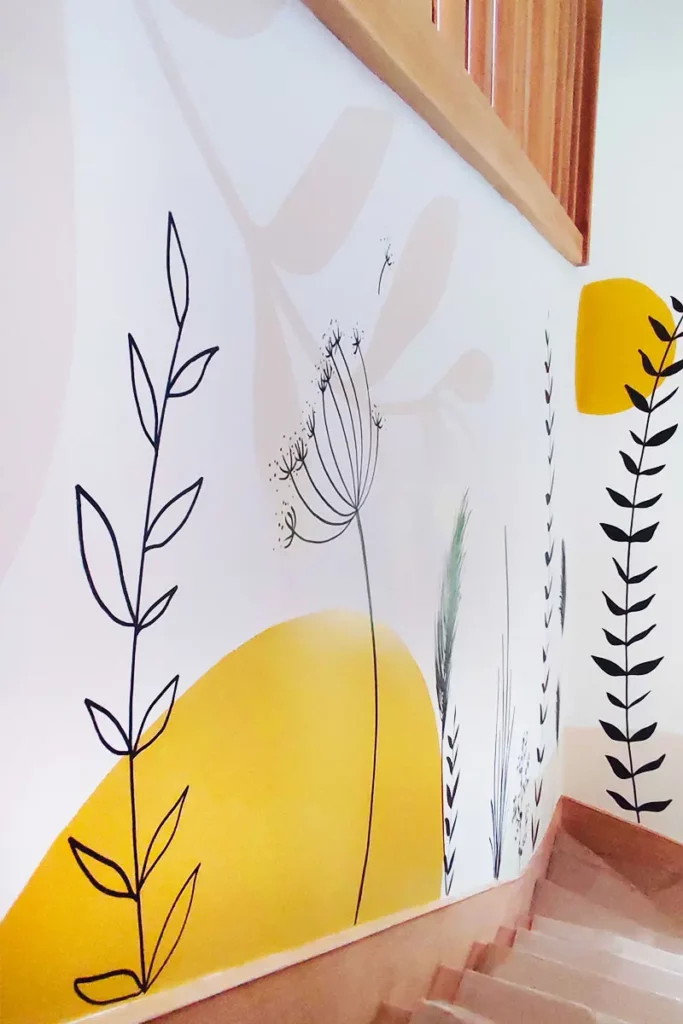 Décoration murale d’escalier à Laillé, fresque florale au marqueur noir réalisée par l’Atelier Lunaïa.