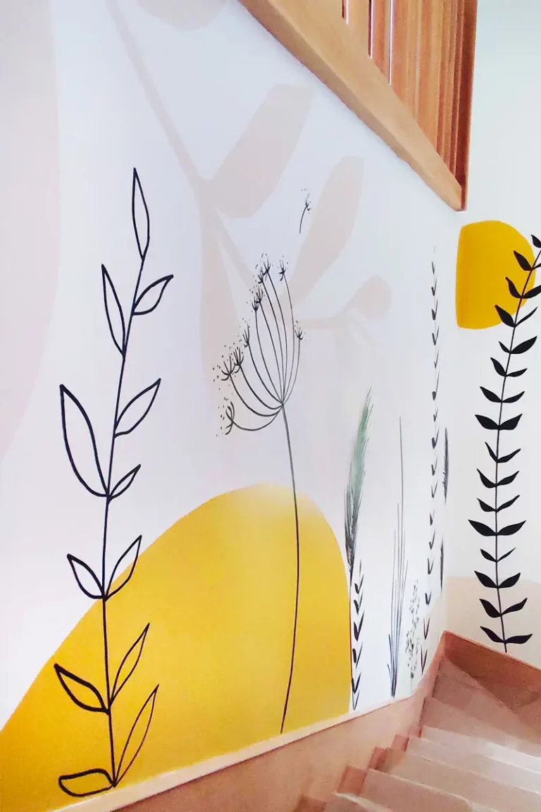 Décoration murale d’escalier à Laillé, fresque florale au marqueur noir réalisée par l’Atelier Lunaïa.