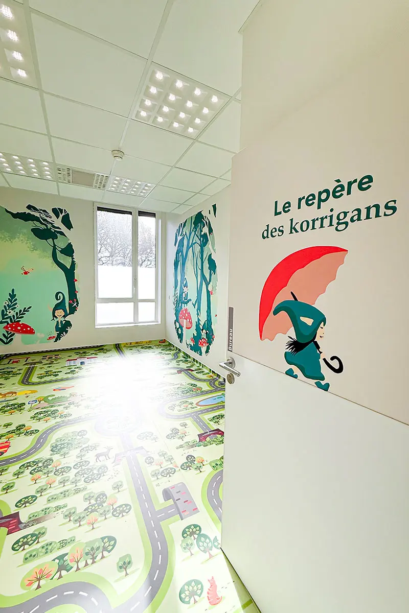 Fresque hôpital enfants à Rennes – Univers de Korrigans à la Clinique La Sagesse - Atelier Lunaïa