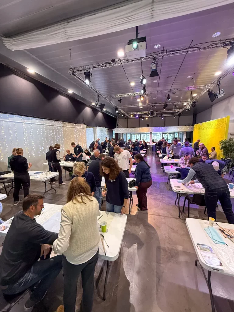 Fresque collective : un team building artistique de 200 personnes avec La Compagnie des Ports du Morbihan - Lorient - Atelier Lunaïa