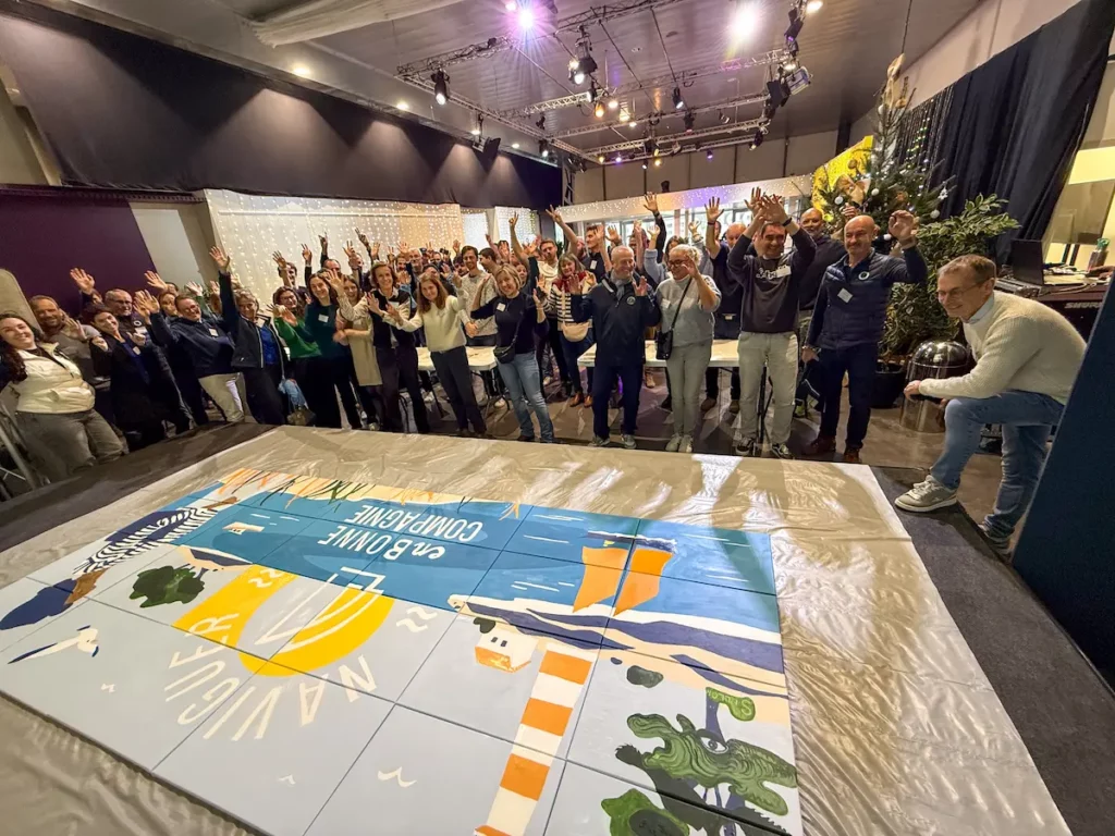 Fresque collective : un team building artistique de 200 personnes avec La Compagnie des Ports du Morbihan - Lorient - Atelier Lunaïa
