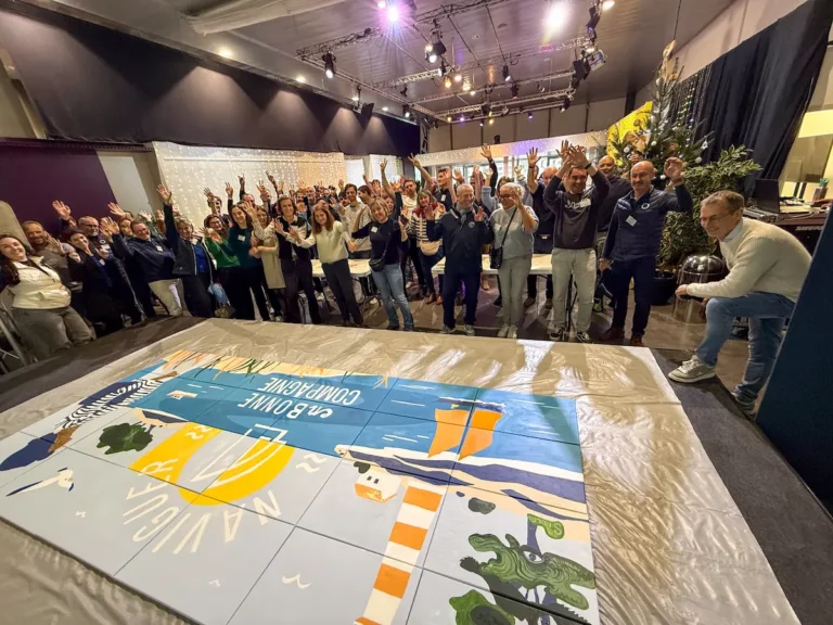 Fresque collective : un team building artistique de 200 personnes avec La Compagnie des Ports du Morbihan - Lorient - Atelier Lunaïa