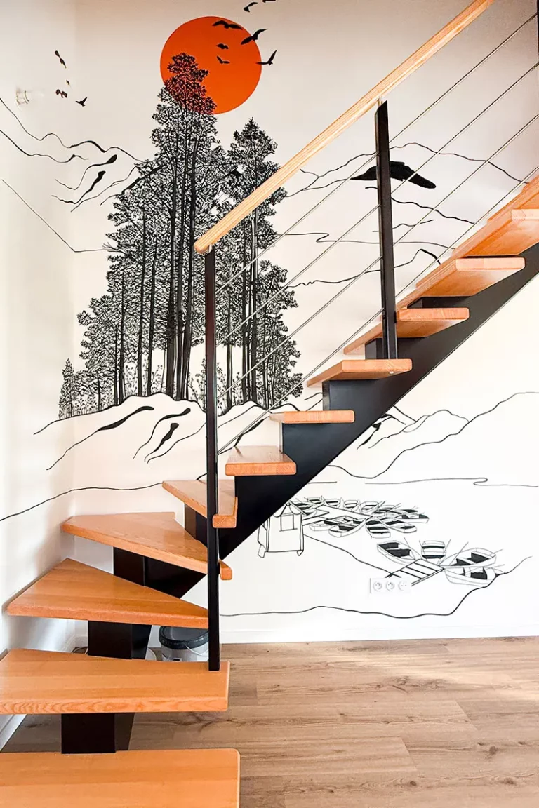 Fresque cage d’escalier représentant un paysage de montagne minimaliste, réalisée à la peinture et au marqueur dans une maison au sud de Rennes