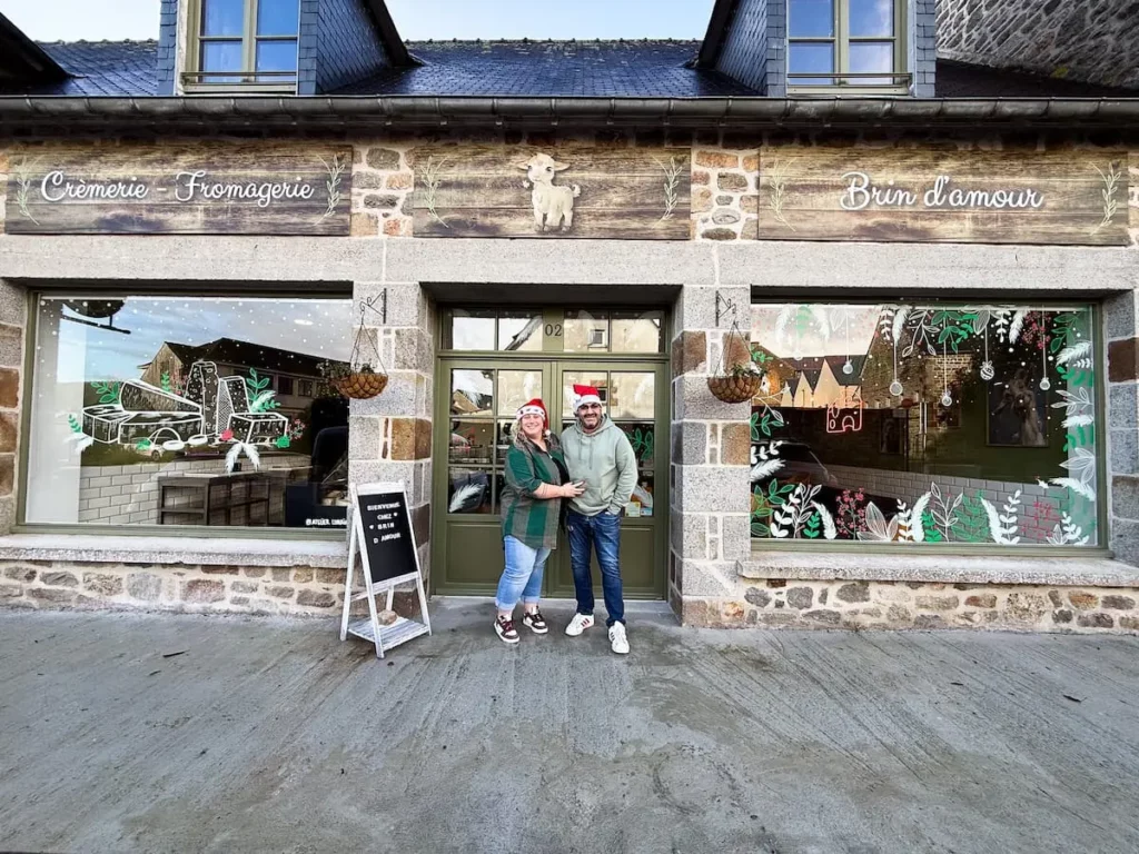 Décoration vitrine événementielle originale pour boutique, avec mise en valeur des produits et ambiance festive