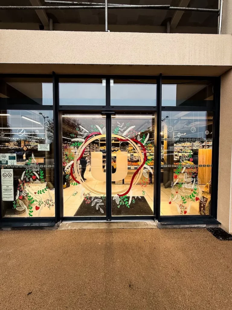 Décoration vitrine événementielle originale pour boutique, avec mise en valeur des produits et ambiance festive