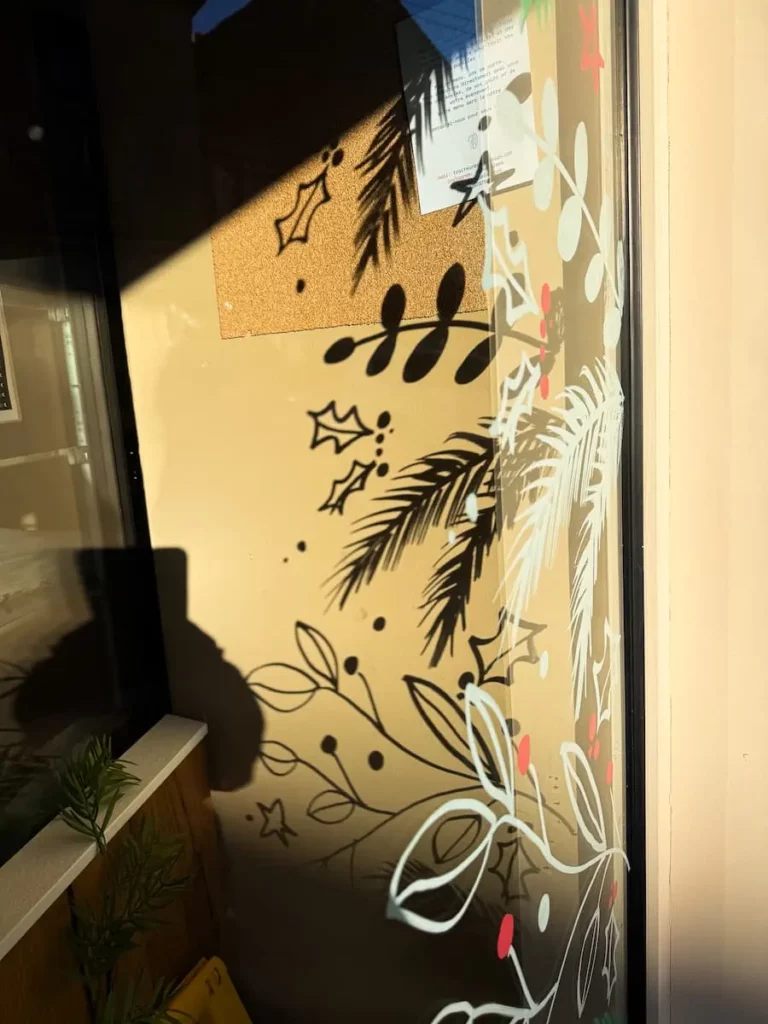 Décoration vitrine événementielle originale pour boutique, avec mise en valeur des produits et ambiance festive