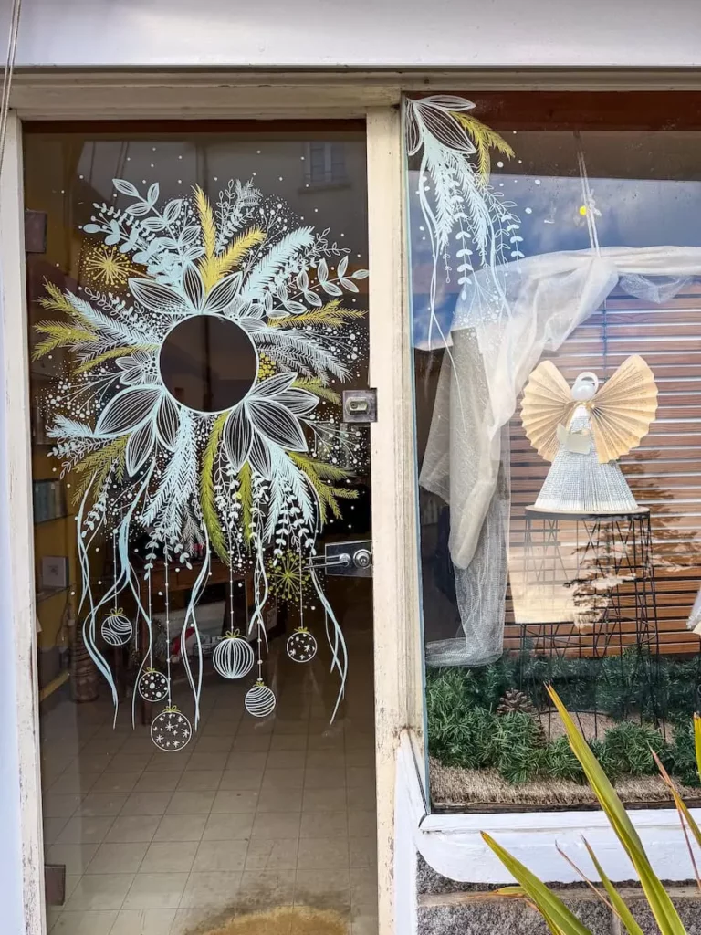 Décoration vitrine événementielle originale pour boutique, avec mise en valeur des produits et ambiance festive