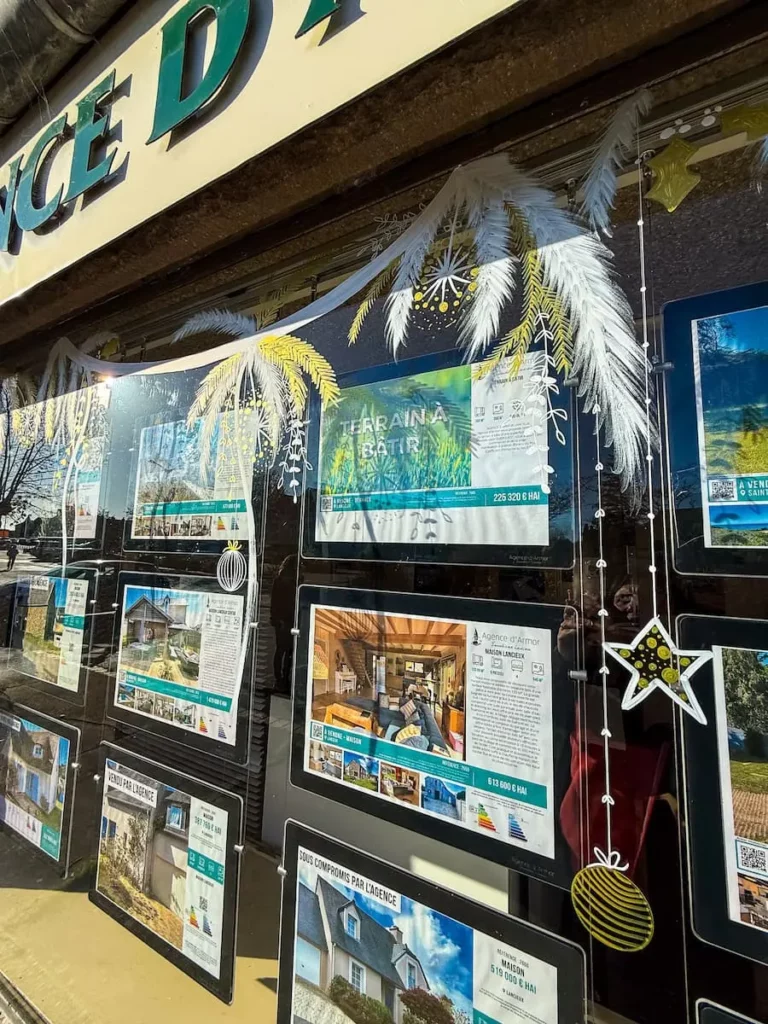 Décoration vitrine événementielle originale pour boutique, avec mise en valeur des produits et ambiance festive