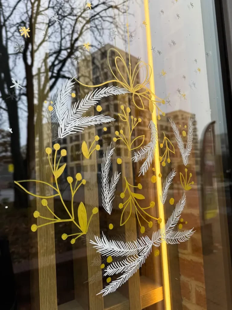 Décoration vitrine événementielle originale pour boutique, avec mise en valeur des produits et ambiance festive