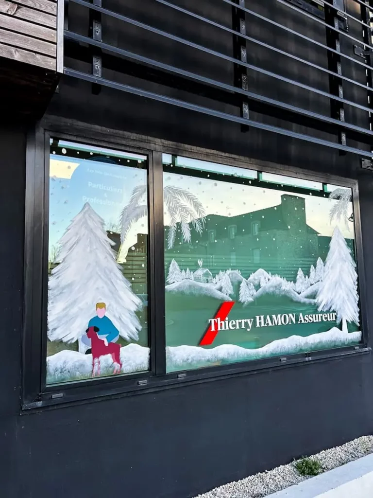 Décoration vitrine événementielle originale pour boutique, avec mise en valeur des produits et ambiance festive