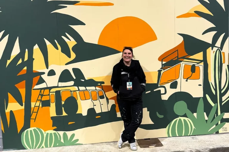 Fresque événementiel en live au Van Life Expo Rennes, scène de désert et véhicules d’aventure - Atelier Lunaïa