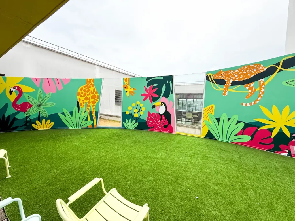 Fresque murale à l'hôpital de Lorient, sur une terrasse en extérieur au service pédiatrique - Atelier Lunaïa