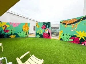 Fresque murale à l'hôpital de Lorient, sur une terrasse en extérieur au service pédiatrique - Atelier Lunaïa