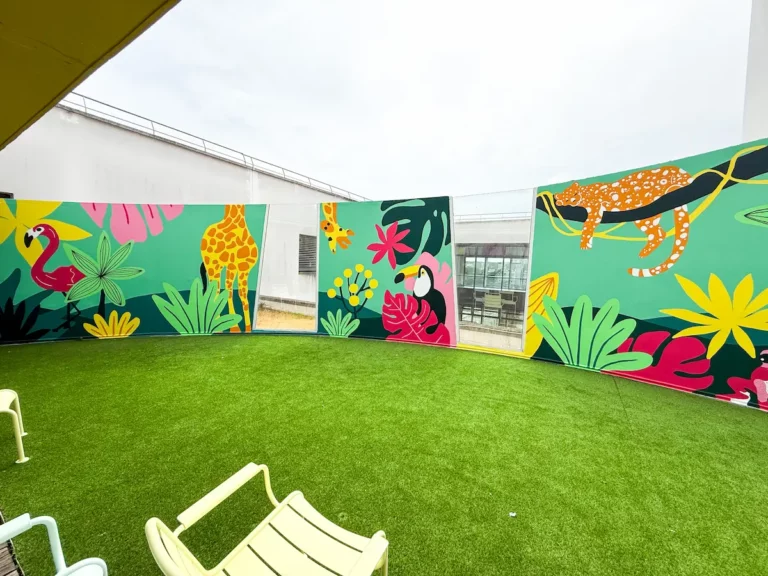 Fresque murale à l'hôpital de Lorient, sur une terrasse en extérieur au service pédiatrique - Atelier Lunaïa